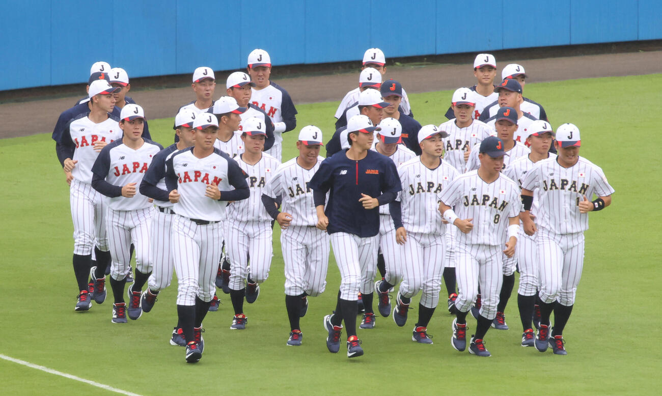 直前合宿でランニングする侍ジャパン大学代表（撮影・柴田隆二）