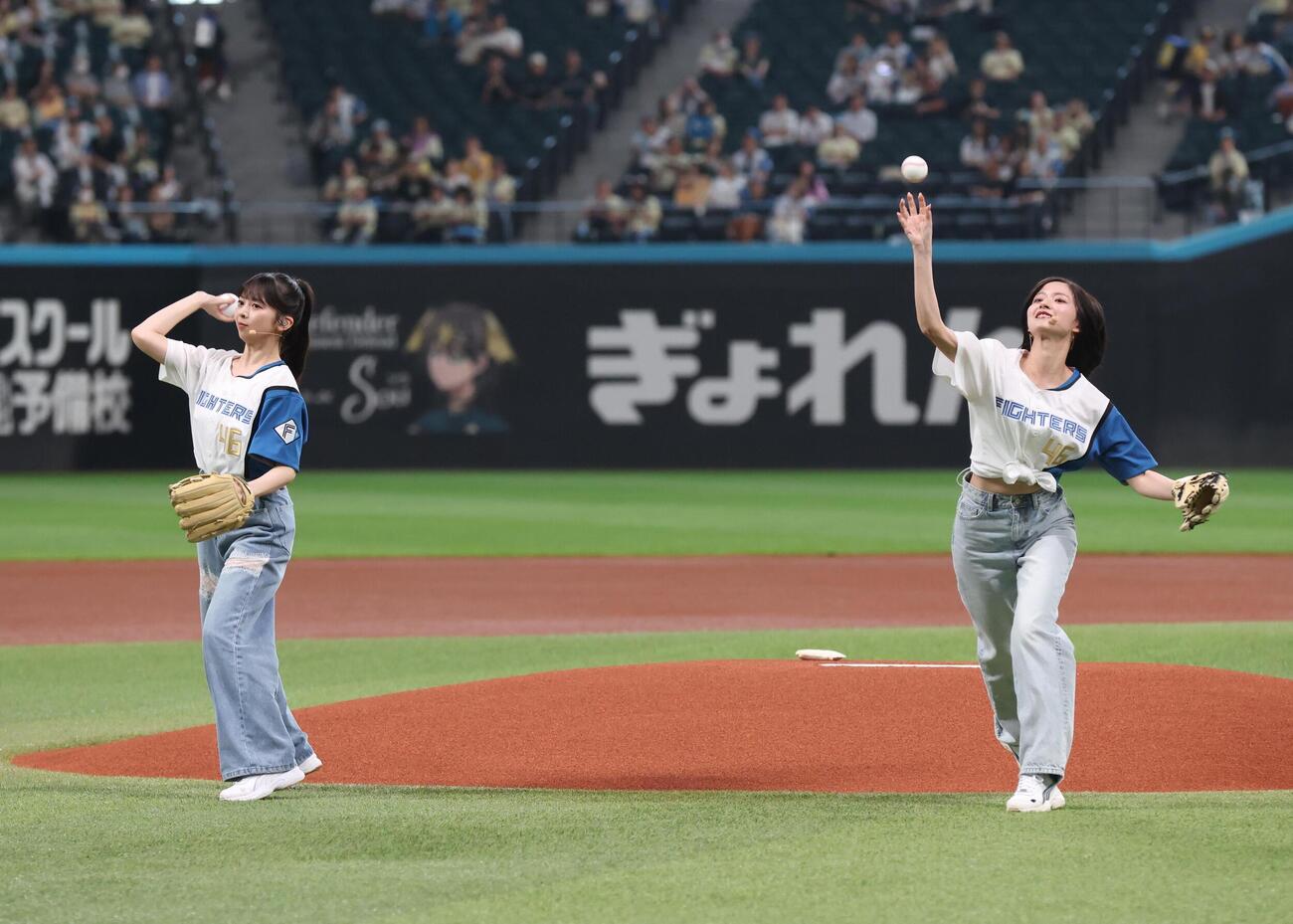 日本ハム対オリックス　ファーストピッチセレモニーで投球する乃木坂野球部の長嶋凜桜（左）と金川紗耶（撮影・黒川智章）