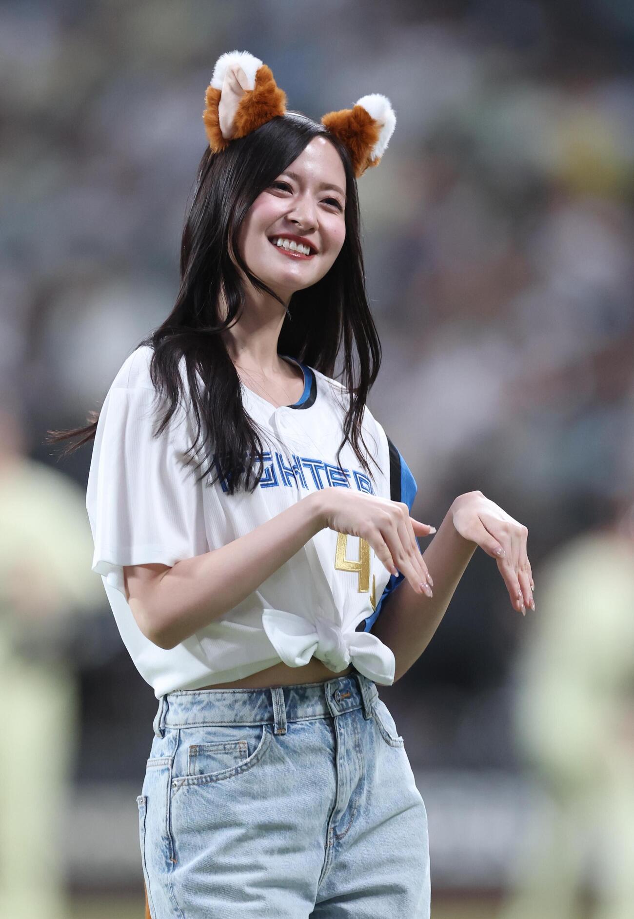 日本ハム対オリックス　「きつねダンス」を踊る乃木坂野球部のメンバー（撮影・黒川智章）