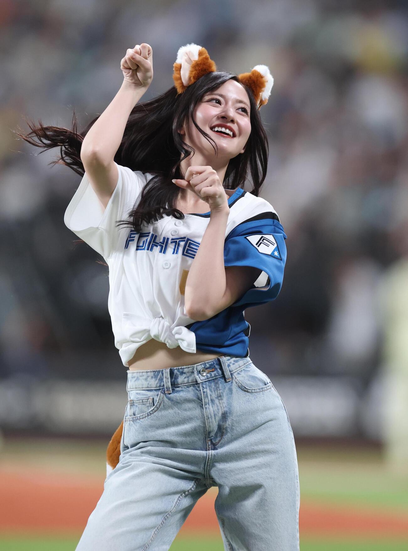 日本ハム対オリックス　「きつねダンス」を踊る乃木坂野球部のメンバー（撮影・黒川智章）