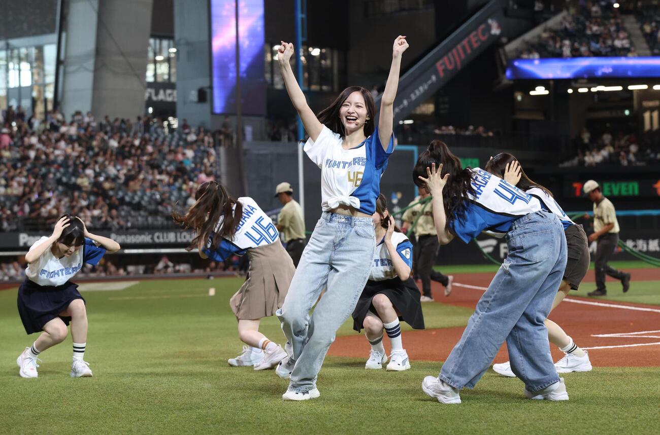 日本ハム対オリックス　試合前にパフォーマンスする乃木坂野球部（撮影・黒川智章）