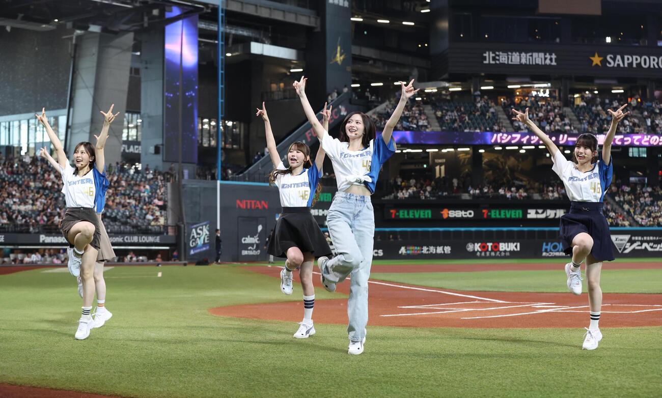 日本ハム対オリックス　試合前にパフォーマンスする乃木坂野球部（撮影・黒川智章）