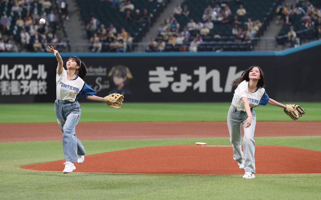 日本ハム対オリックス　ファーストピッチセレモニーで投球する乃木坂野球部の長嶋凜桜（左）と金川紗耶（撮影・黒川智章）