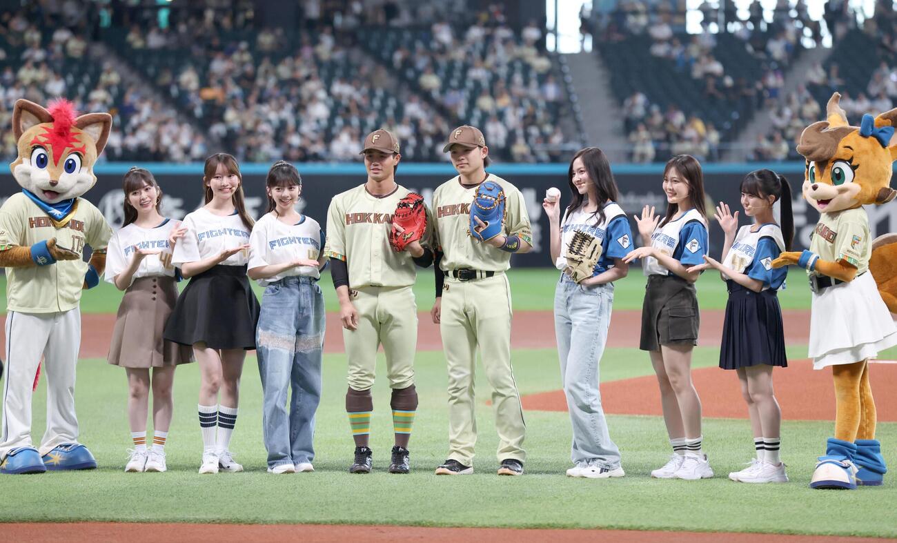 日本ハム対オリックス　細野晴希（左）、田宮裕涼と記念撮影する乃木坂野球部（撮影・黒川智章）