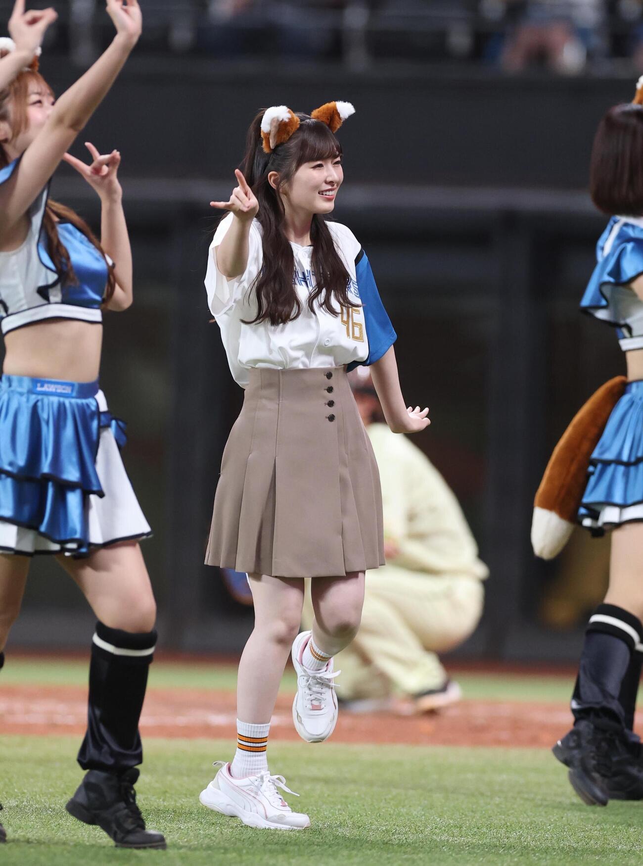 日本ハム対オリックス　「きつねダンス」を踊る乃木坂野球部のメンバー（撮影・黒川智章）