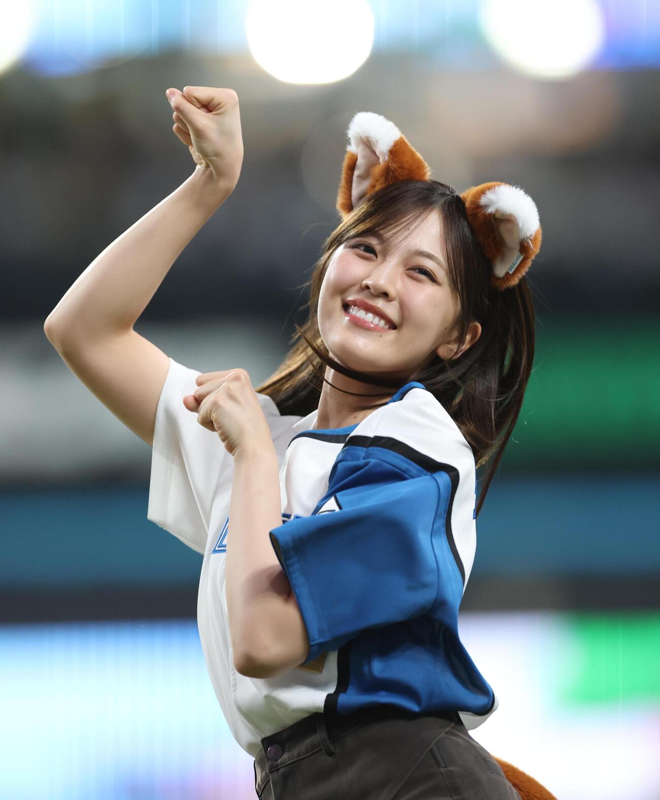 日本ハム対オリックス　「きつねダンス」を踊る乃木坂野球部のメンバー（撮影・黒川智章）