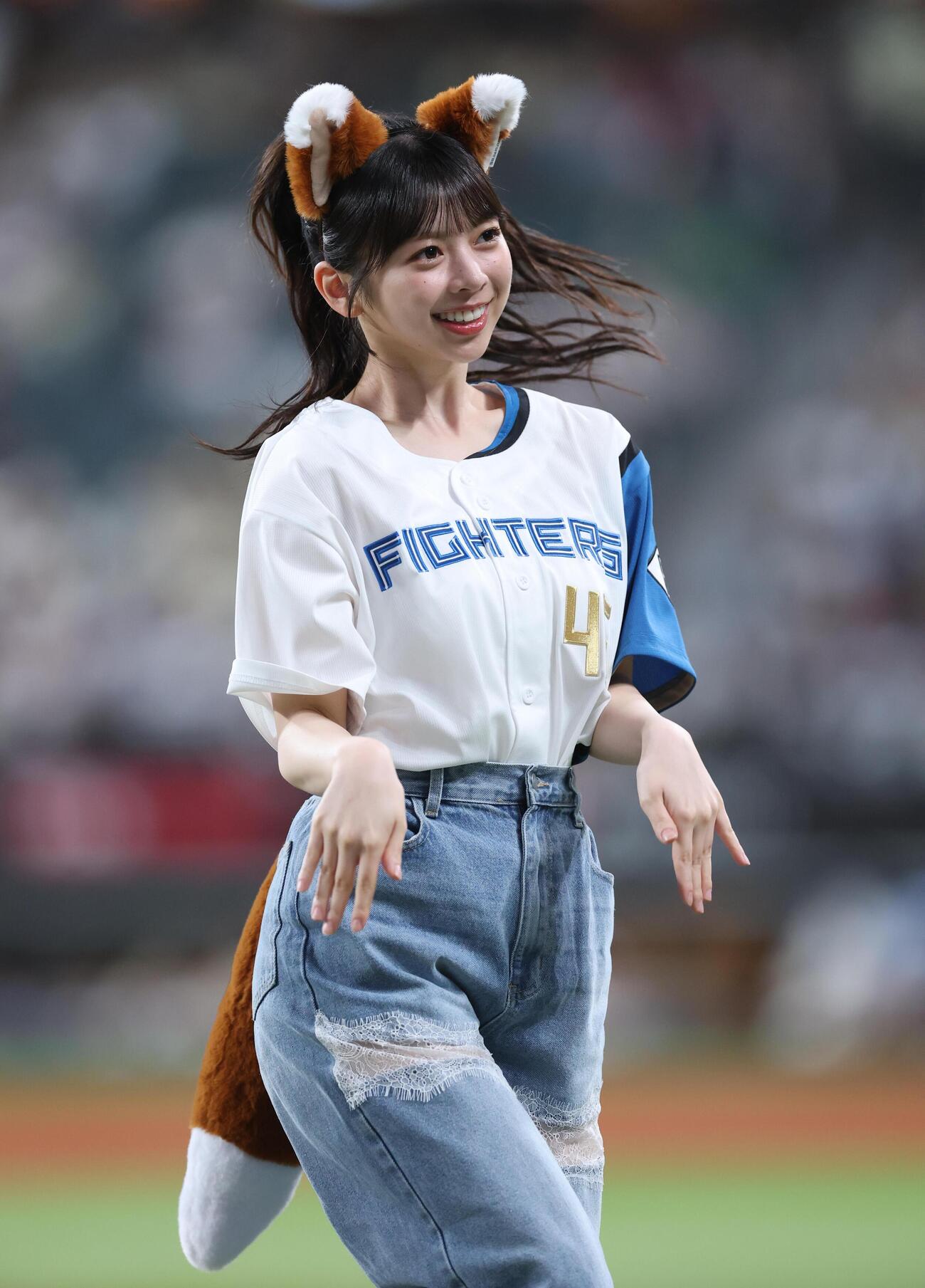 日本ハム対オリックス　「きつねダンス」を踊る乃木坂野球部のメンバー（撮影・黒川智章）
