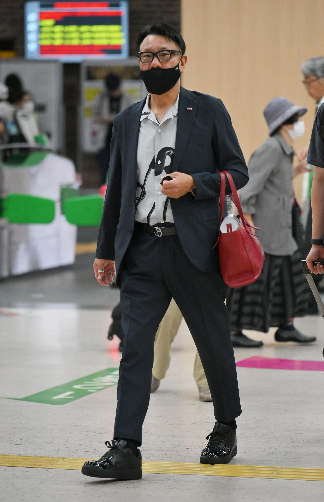 盛岡駅から移動するヤクルト池山隆寛監督（撮影・滝沢徹郎）