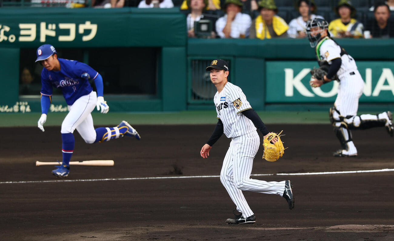 阪神対中日　1回表中日無死、下村海翔は岡林勇希を二ゴロに仕留める（撮影・加藤哉）