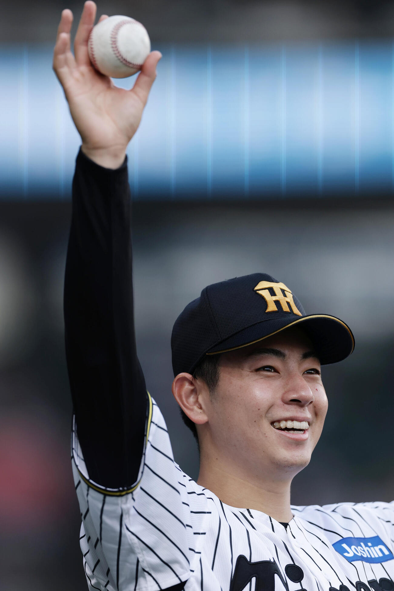 阪神対中日　1回裏阪神2死、森下翔太が先制本塁打を放ち、喜ぶ下村海翔（撮影・前田充）