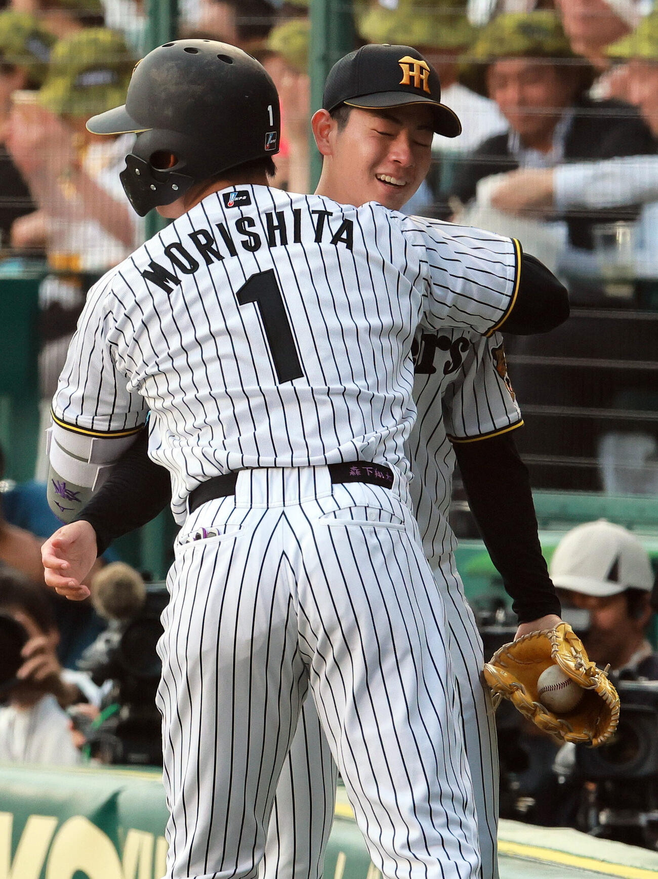 阪神対中日　1回裏阪神2死、先制のソロ本塁打を放った森下翔太（手前）は出迎えの下村海翔に抱きつく（撮影・上山淳一）