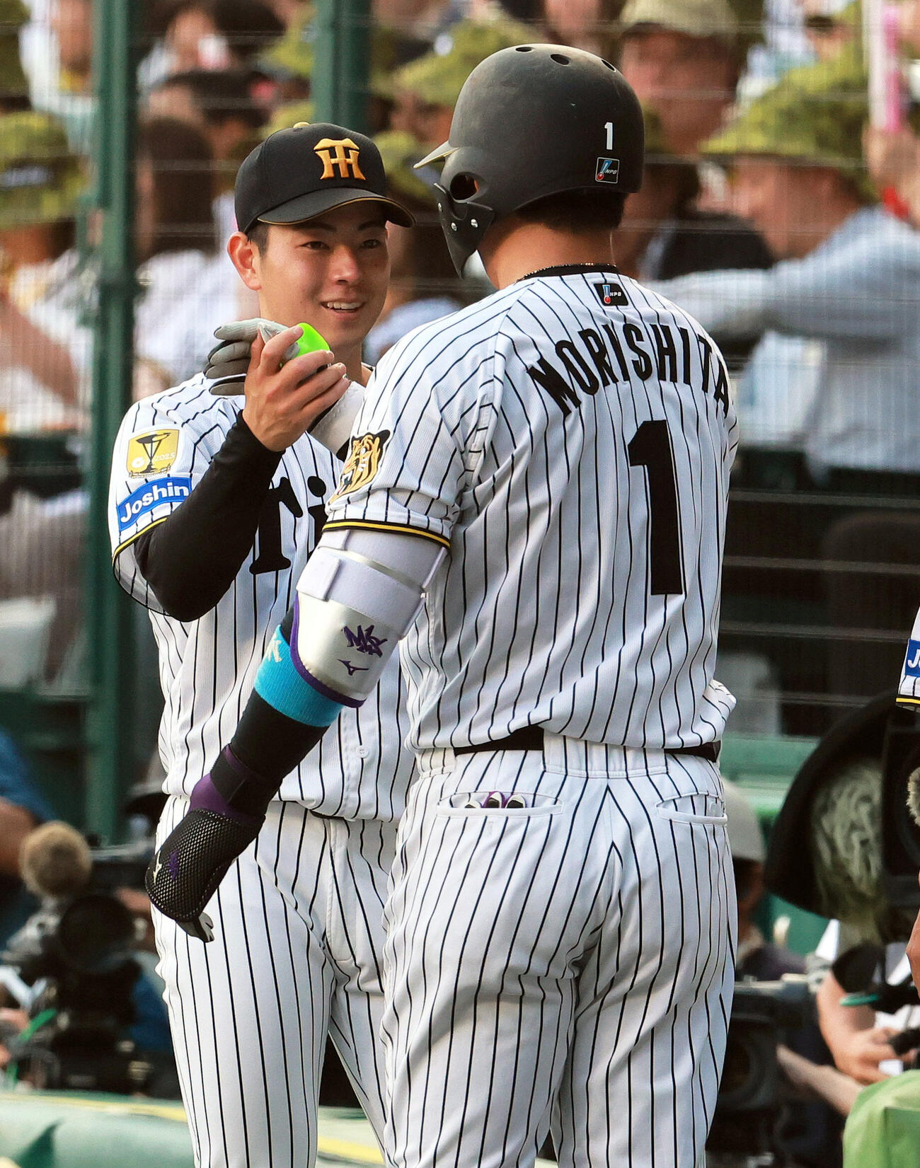 阪神対中日　1回裏阪神2死、先制のソロ本塁打を放った森下翔太（手前）を笑顔で出迎える下村海翔（撮影・上山淳一）