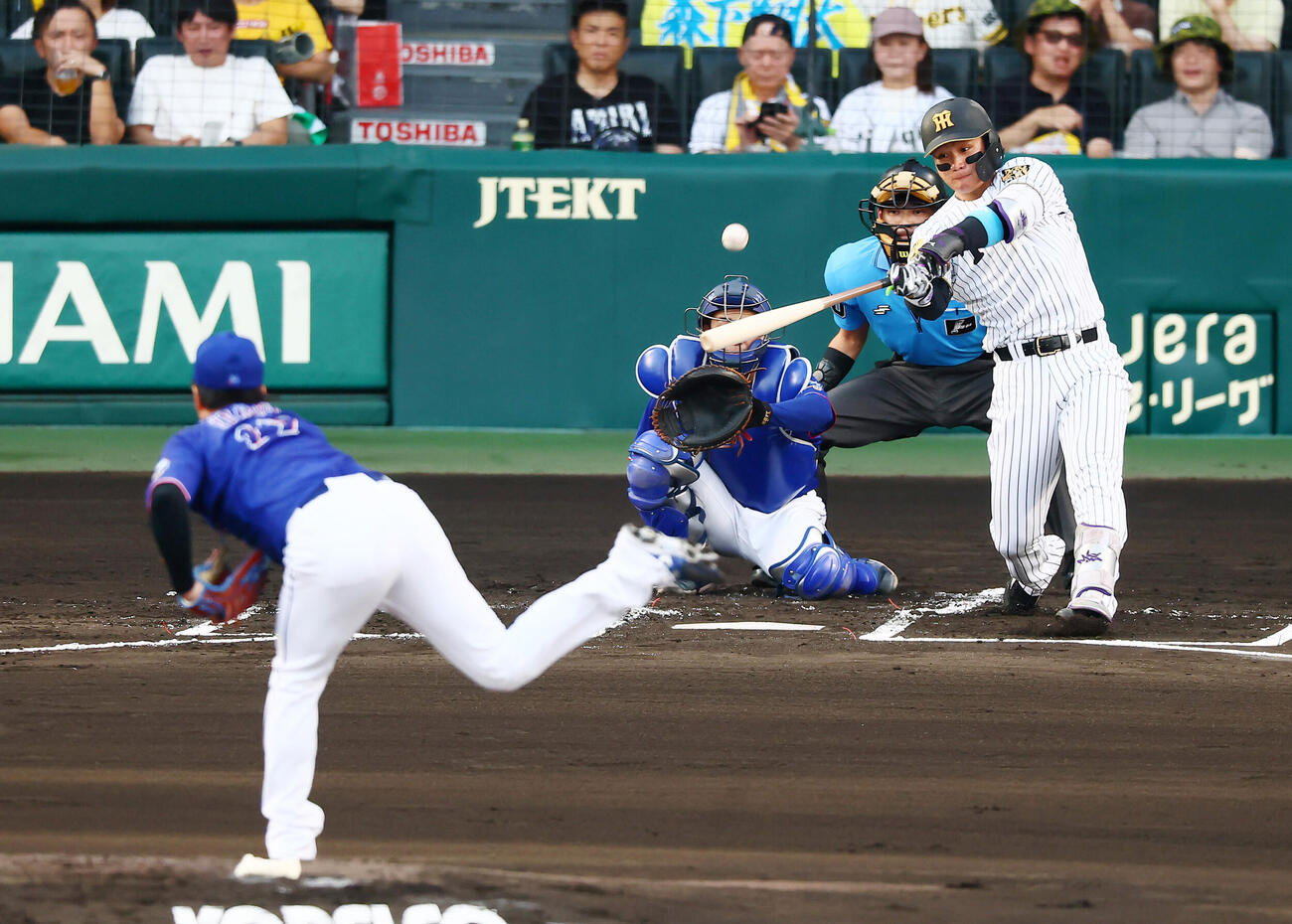 阪神対中日　1回裏阪神2死、森下翔太は左中間越えソロ本塁打を放つ。投手柳裕也（撮影・加藤哉）