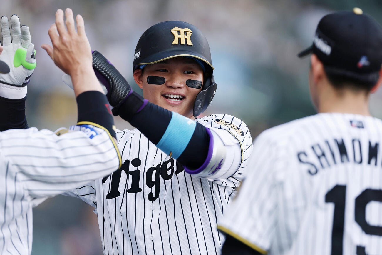 阪神対中日　1回裏阪神2死、先制本塁打を放ちナインに迎えられる森下翔太。右は下村海翔（撮影・前田充）