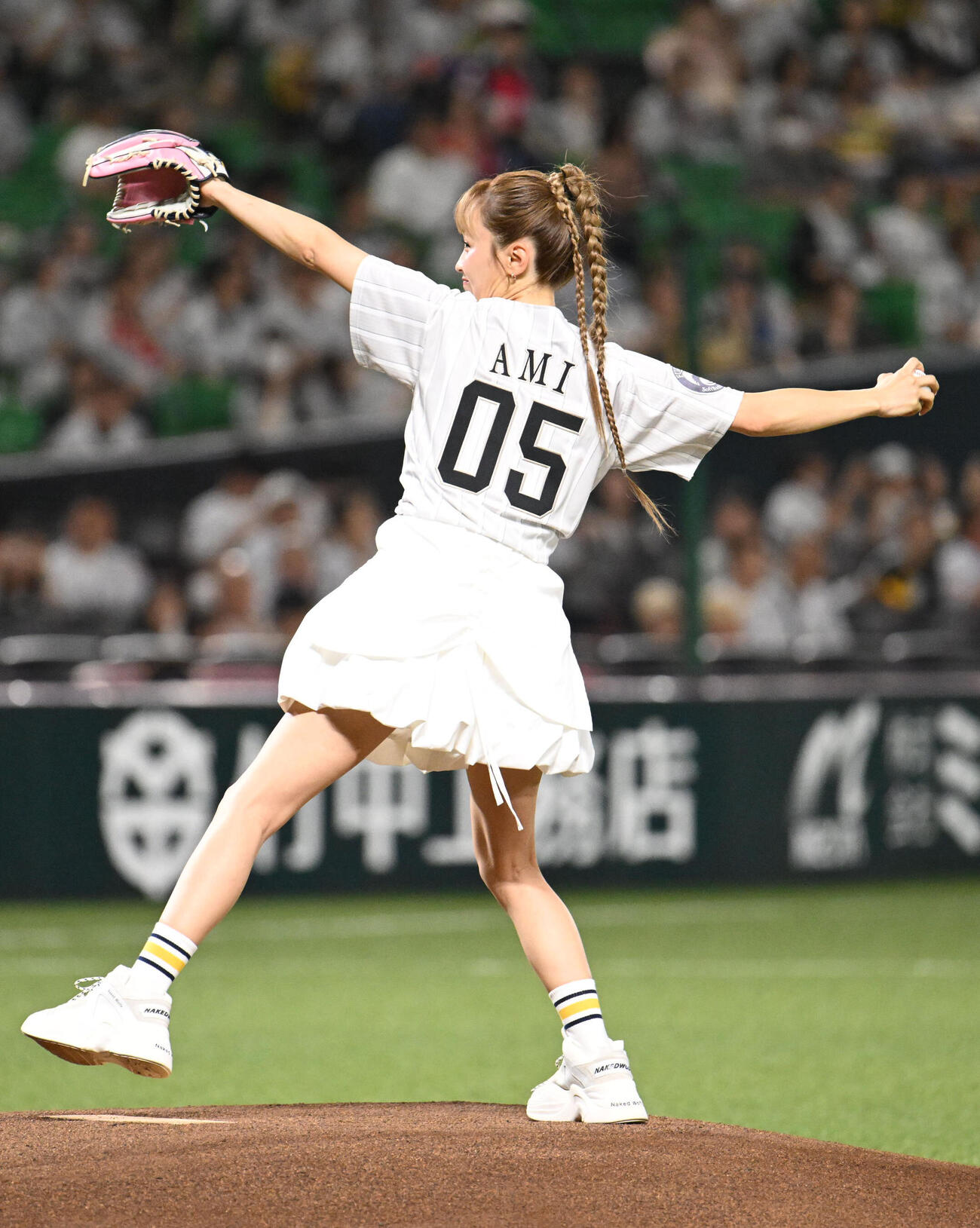 ソフトバンク対西武　セレモニアルピッチでボールを投げるDream Ami（撮影・林敢治）