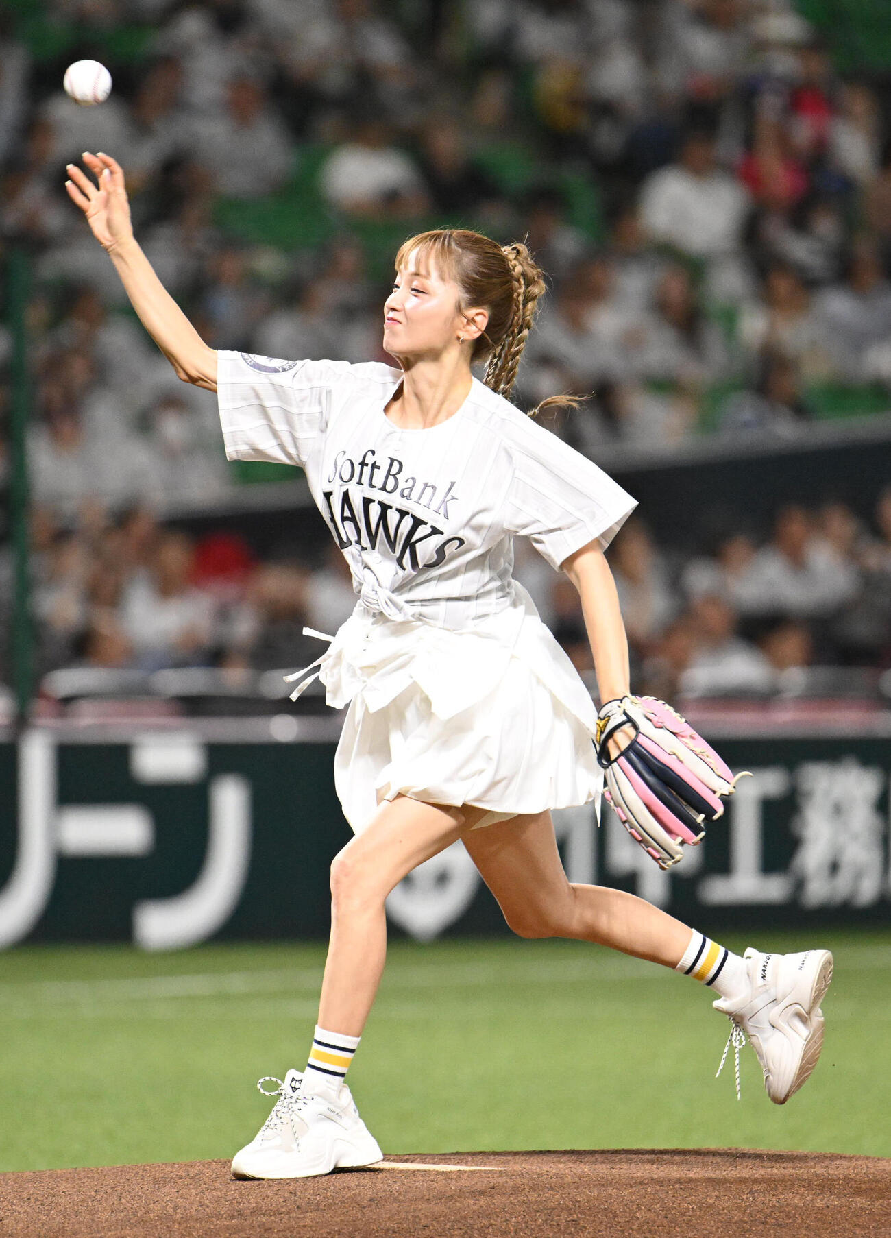 ソフトバンク対西武　セレモニアルピッチでボールを投げるDream Ami（撮影・林敢治）