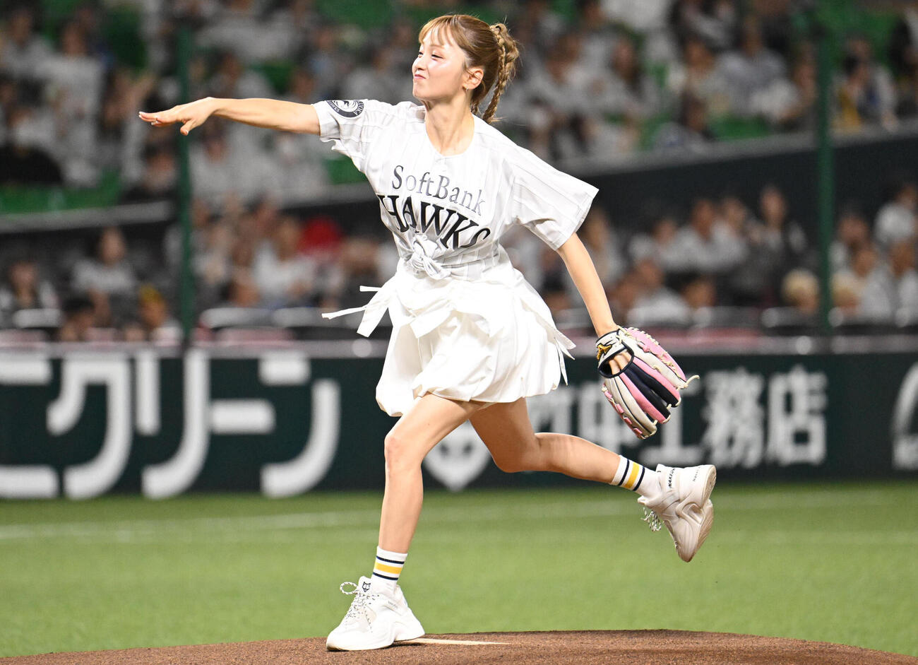 ソフトバンク対西武　セレモニアルピッチでボールを投げるDream Ami（撮影・林敢治）