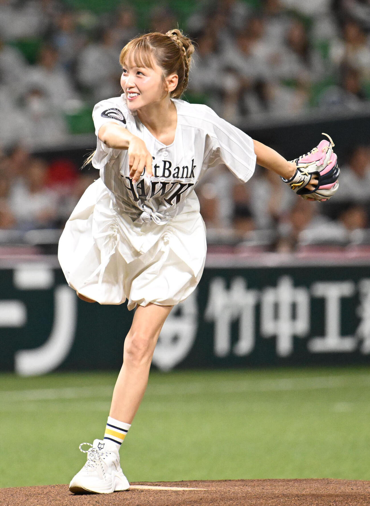ソフトバンク対西武　セレモニアルピッチでボールを投げるDream Ami（撮影・林敢治）