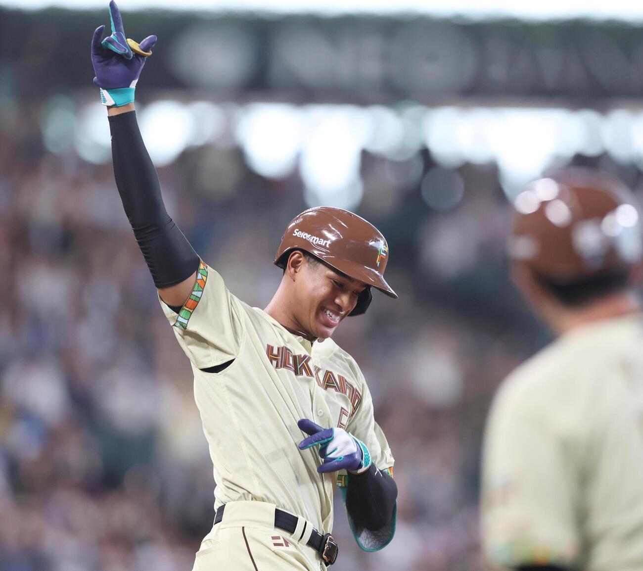 日本ハム対オリックス　1回裏日本ハム無死、4者連続となる本塁打を放ちポーズをとる万波中正（撮影・黒川智章）
