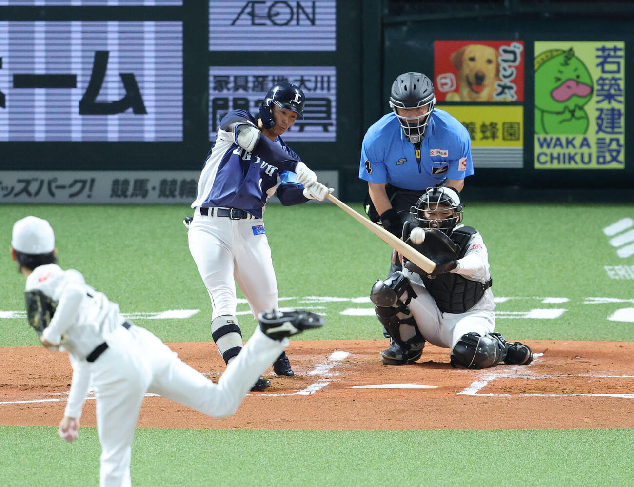 ソフトバンク対西武　2回表西武1死、石井一成は左中間に先制本塁打を放つ（撮影・梅根麻紀）