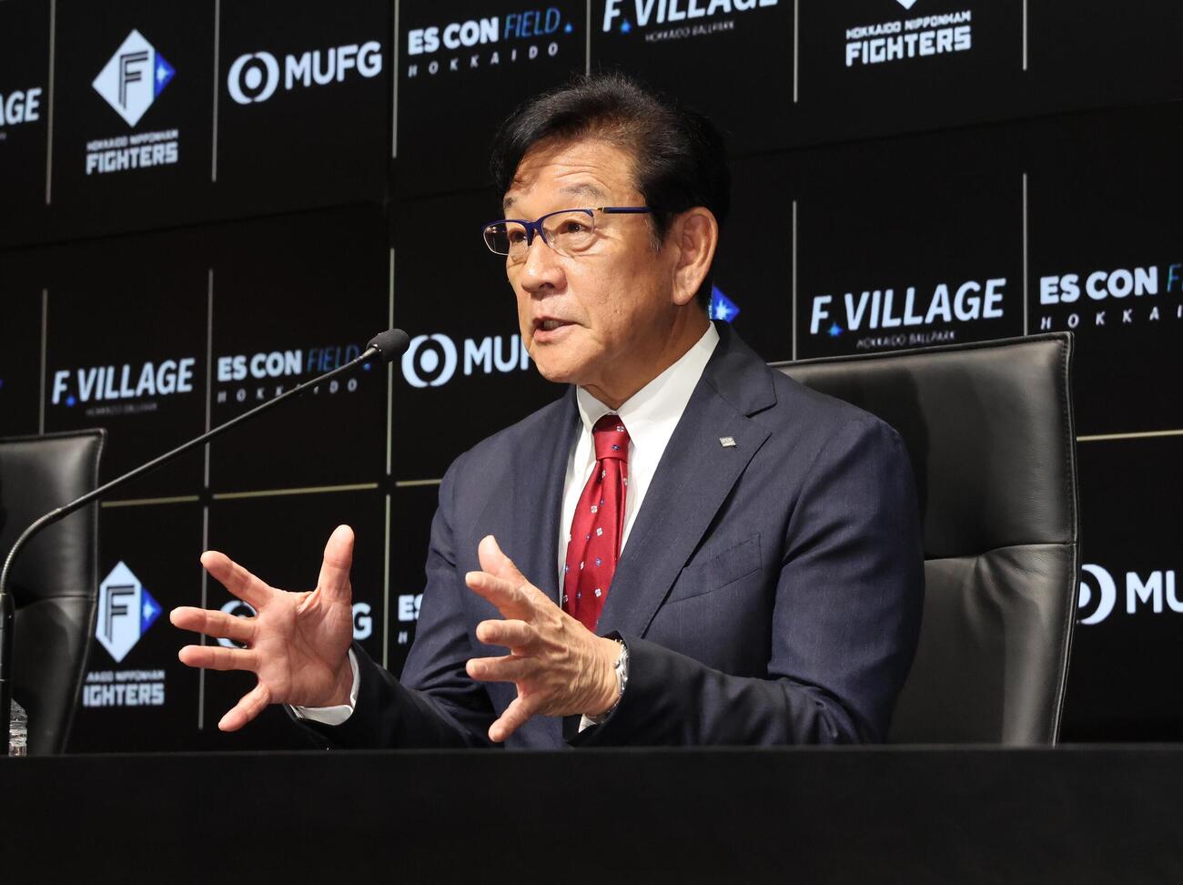 日本ハムの2軍本拠地移転候補地が恵庭市に決まり会見する栗山英樹CBO（撮影・黒川智章）