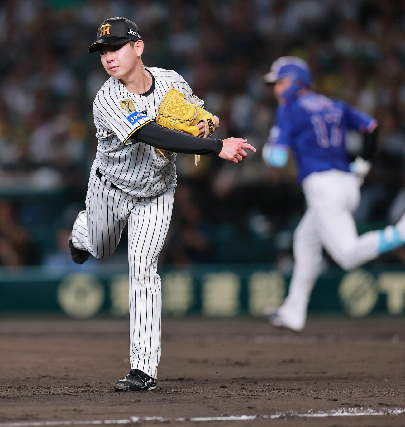 阪神対中日　5回表中日無死一、二塁、柳裕也のバントで三塁をアウトにする下村海翔（撮影・上山淳一）