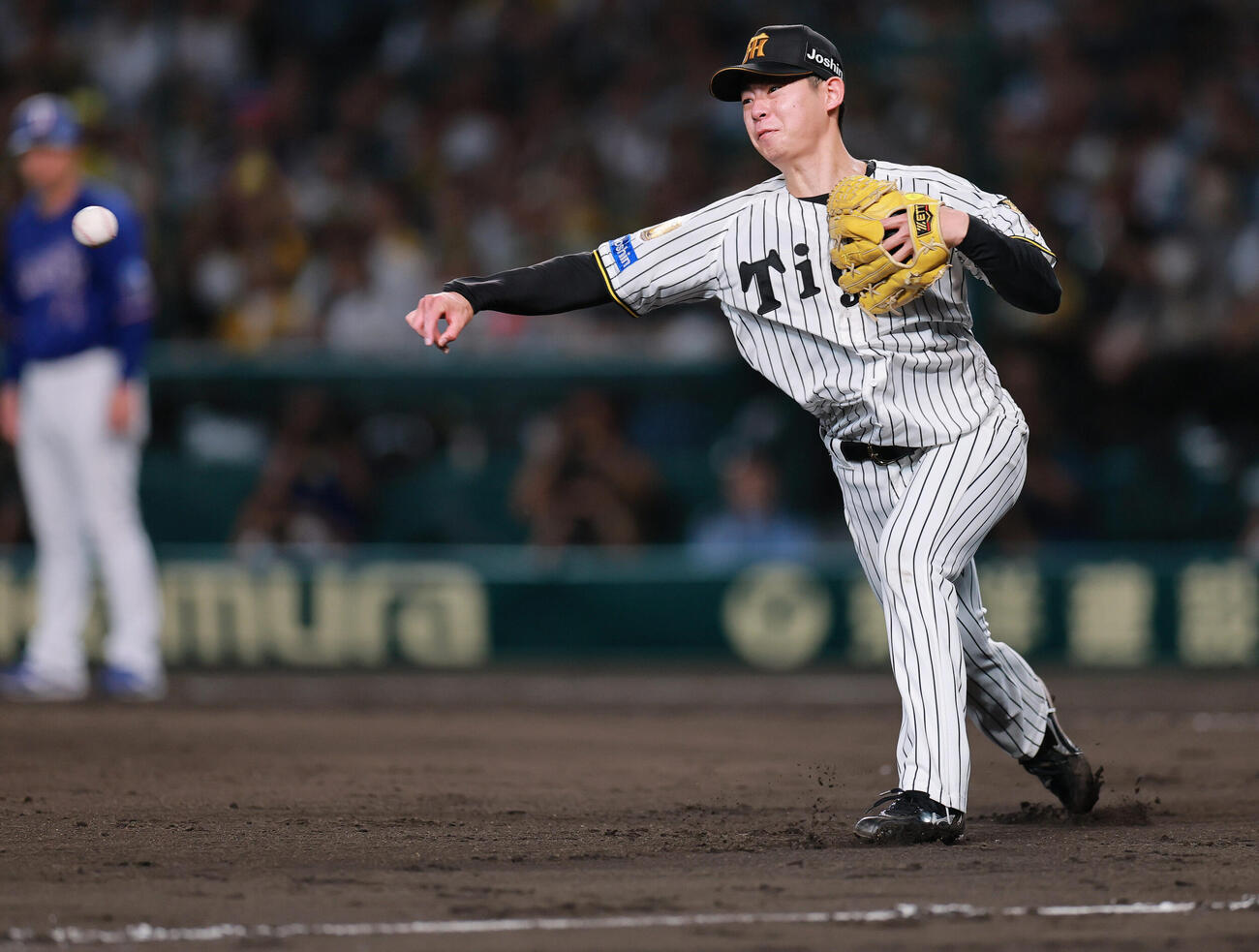 阪神対中日　5回表中日無死一、二塁、柳裕也のバントで三塁をアウトにする下村海翔（撮影・上山淳一）