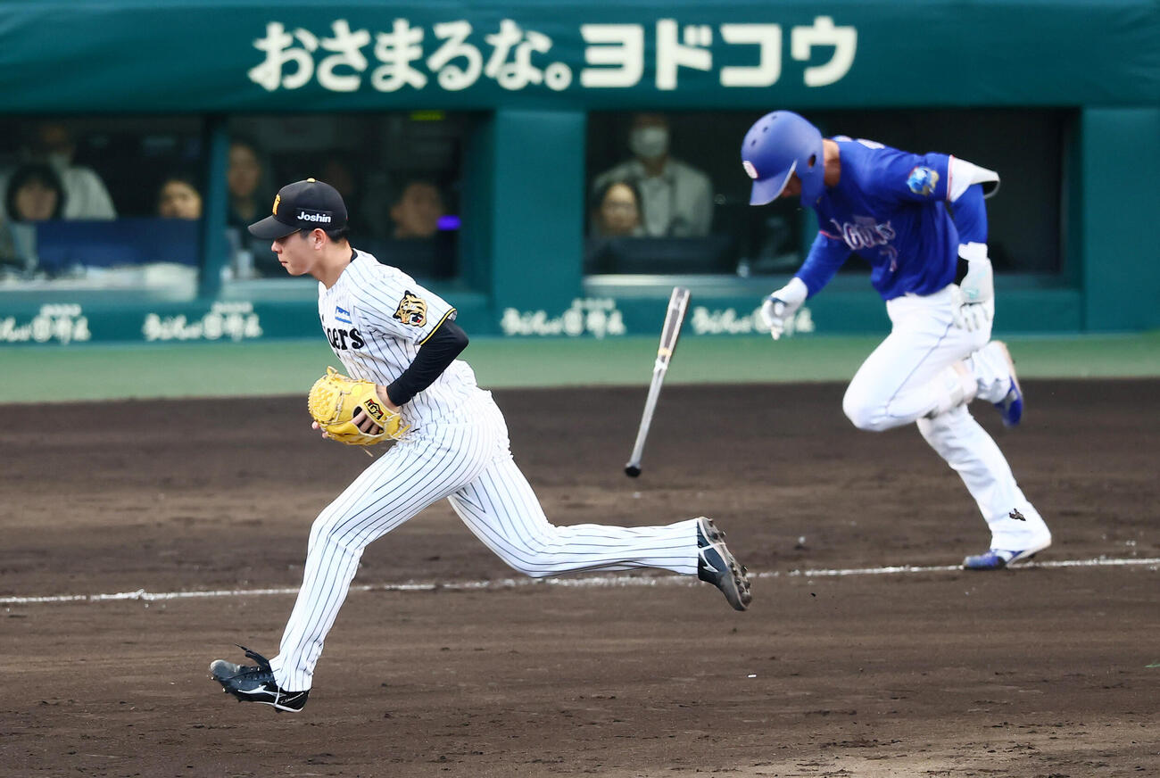 阪神対中日　3回表中日2死一、二塁、下村海翔は福永裕基を投ゴロに仕留める（撮影・加藤哉）