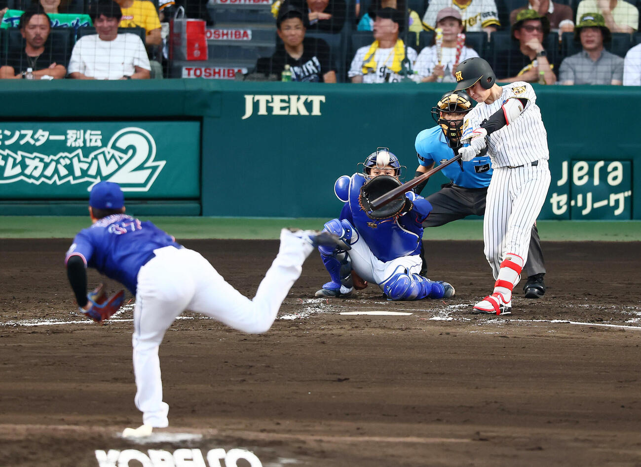 阪神対中日　3回裏阪神1死、下村海翔は中飛を打ち上げる。投手柳裕也（撮影・加藤哉）