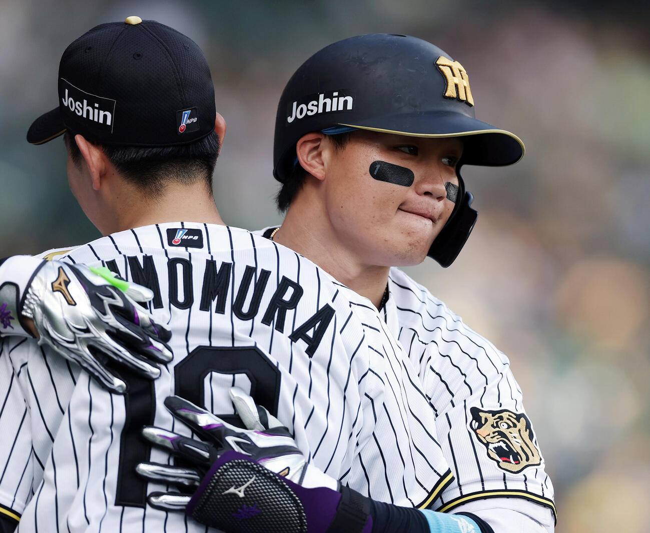 阪神対中日　1回裏阪神2死、先制本塁打を放ち、迎えた下村海翔（左）と抱き合う森下翔太（撮影・前田充）