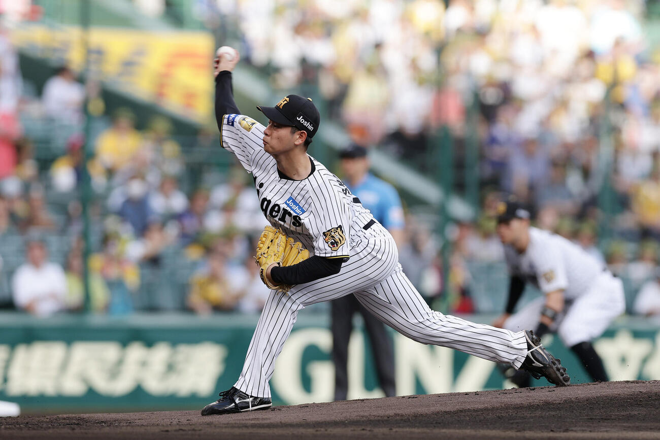 阪神対中日　プロ初登板の第1球目を投じる阪神先発の下村海翔（撮影・前田充）