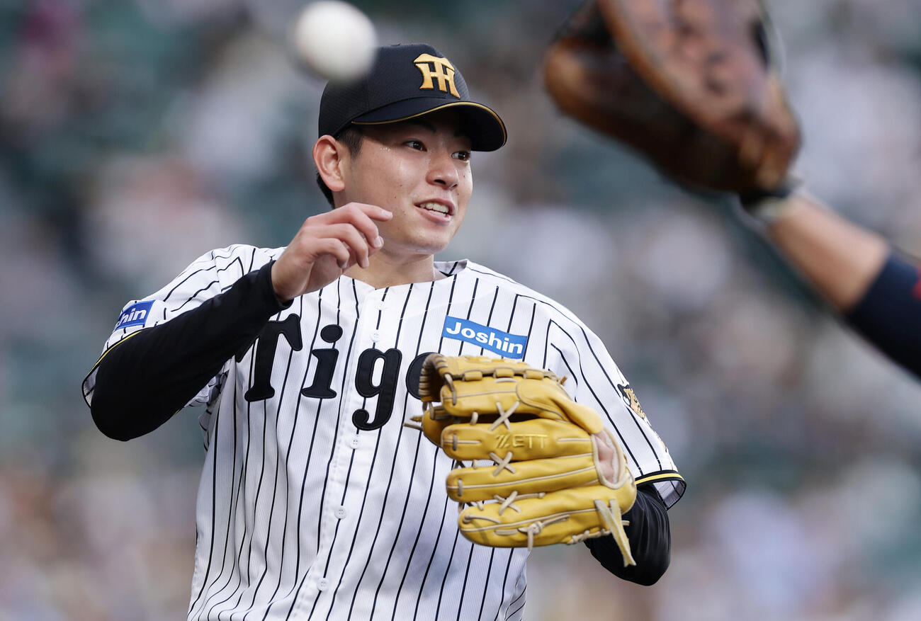 阪神対中日　1回表の中日打線を3者凡退に抑えた阪神下村海翔（撮影・前田充）