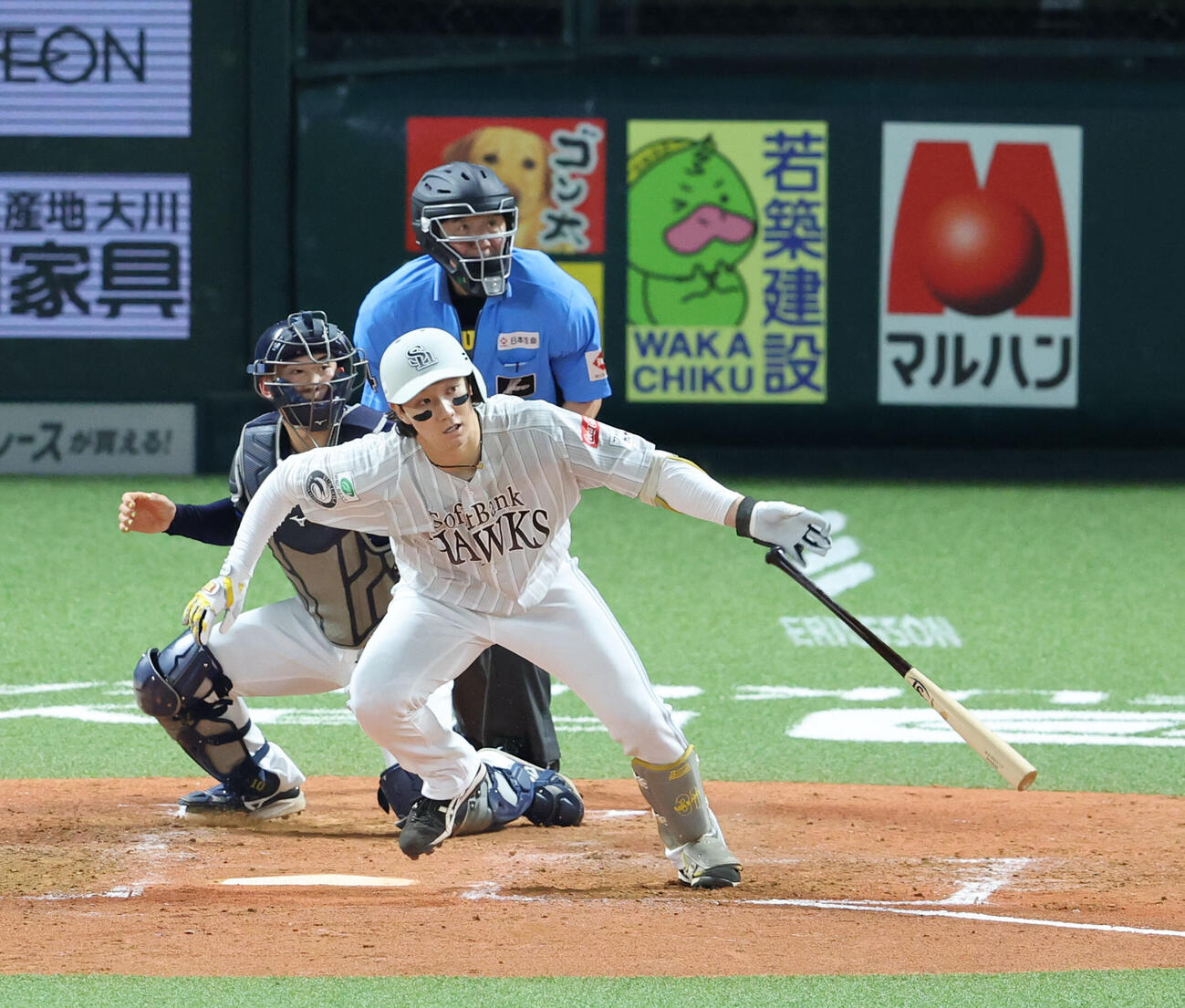 ソフトバンク対西武　5回裏ソフトバンク1死満塁、正木智也は左越えに勝ち越しとなる2点適時打を放つ（撮影・梅根麻紀）