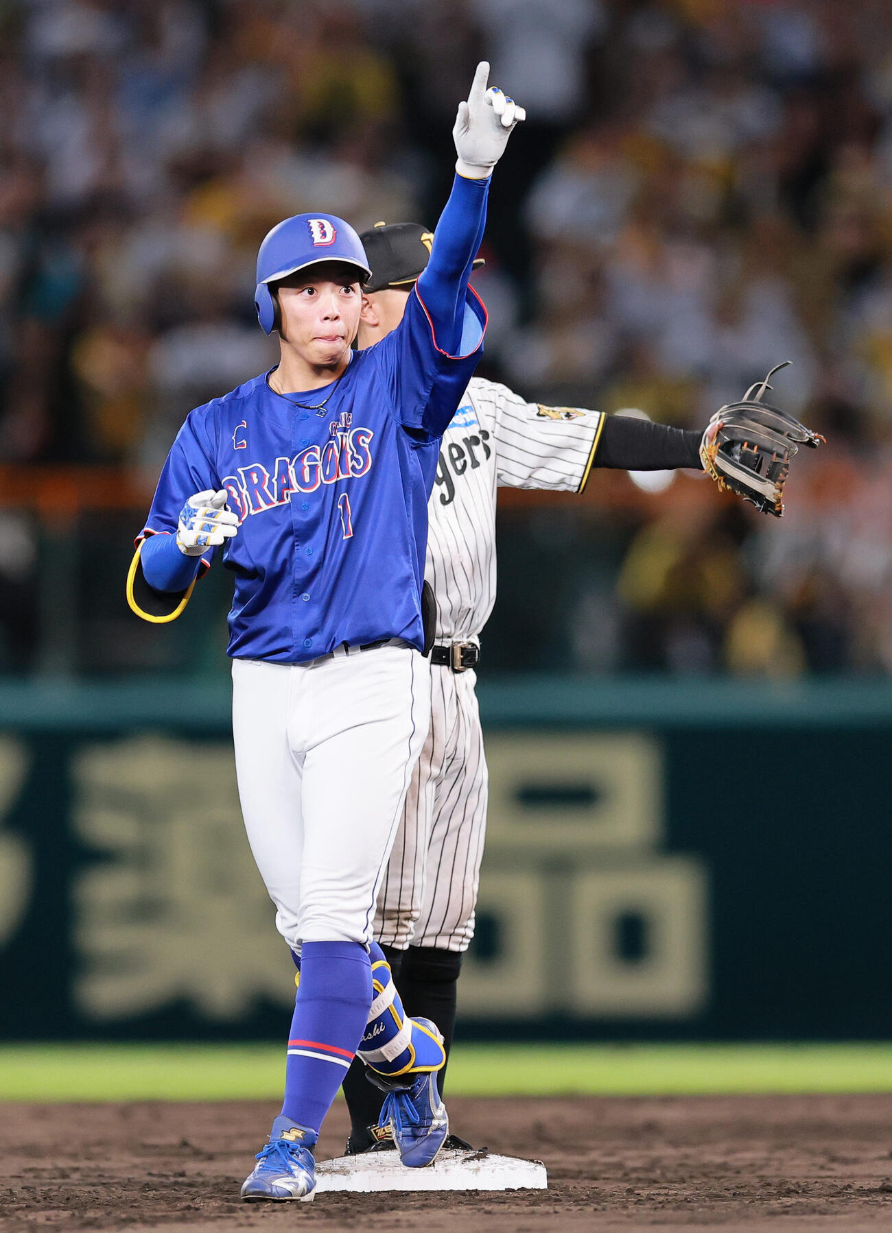 阪神対中日　5回表中日1死一、二塁、岡林勇希（手前）は適時二塁打を放ち二塁でポーズする（撮影・上山淳一）