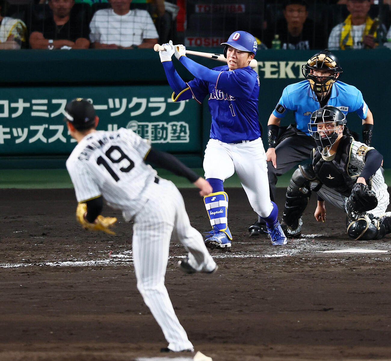 阪神対中日　5回表中日1死一、二塁、岡林勇希は右線に適時二塁打を放つ。投手下村海翔（撮影・加藤哉）