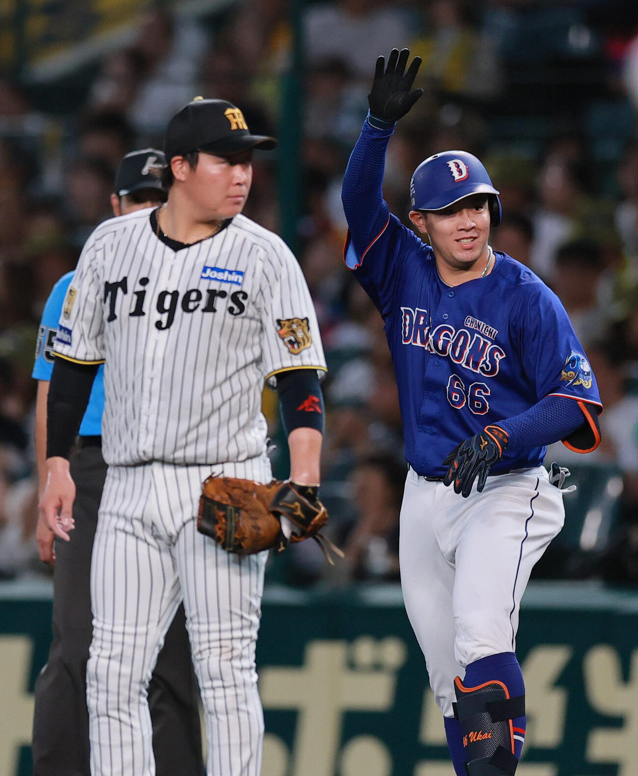 阪神対中日　5回表中日無死一、三塁、鵜飼航丞（右）は適時打を放ちベンチに向かってポーズする（撮影・上山淳一）