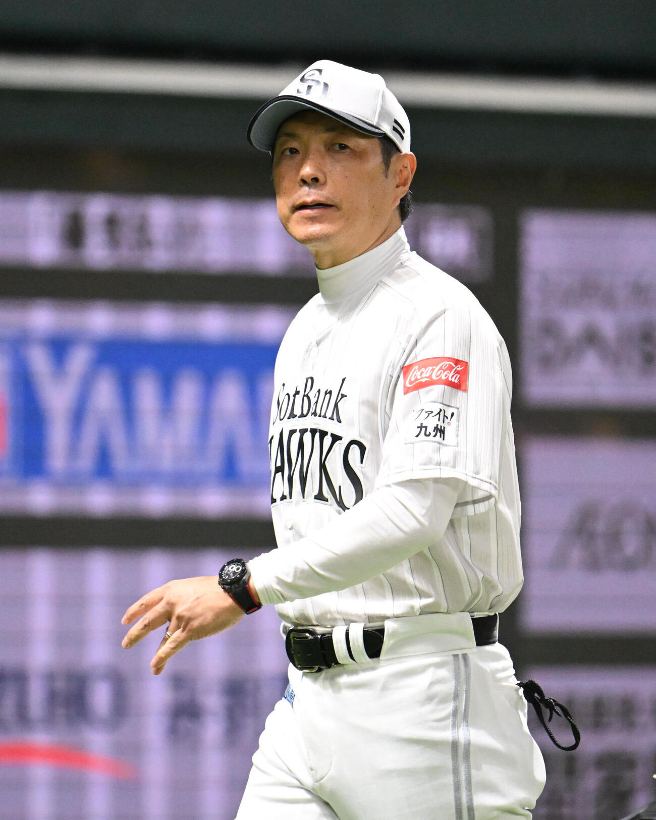 ソフトバンク対西武　7回裏終了後、選手交代を告げベンチに戻る小久保裕紀監督（撮影・林敢治）