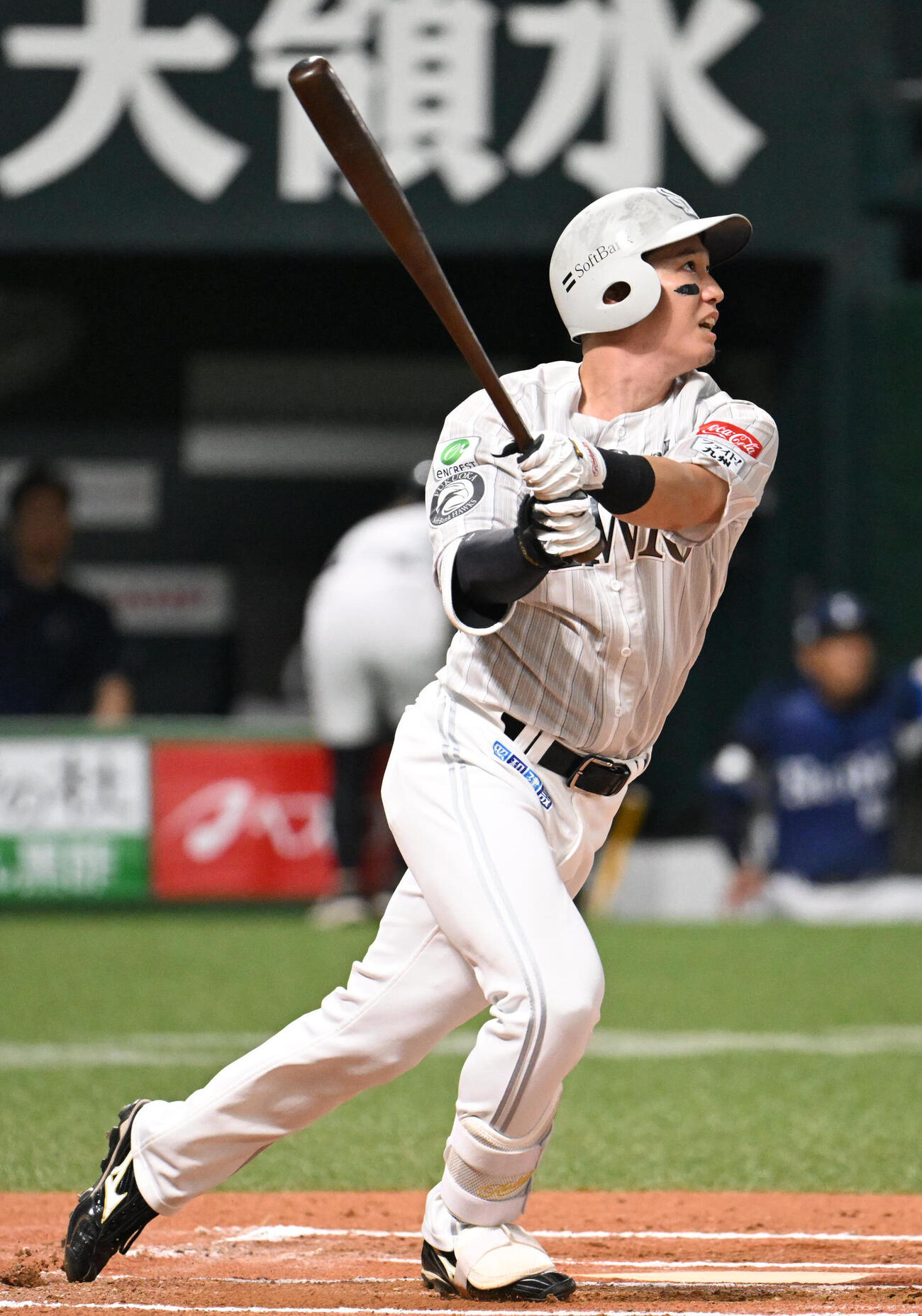 ソフトバンク対西武　6回裏ソフトバンク無死、栗原陵矢は右中間に本塁打を放つ（撮影・林敢治）
