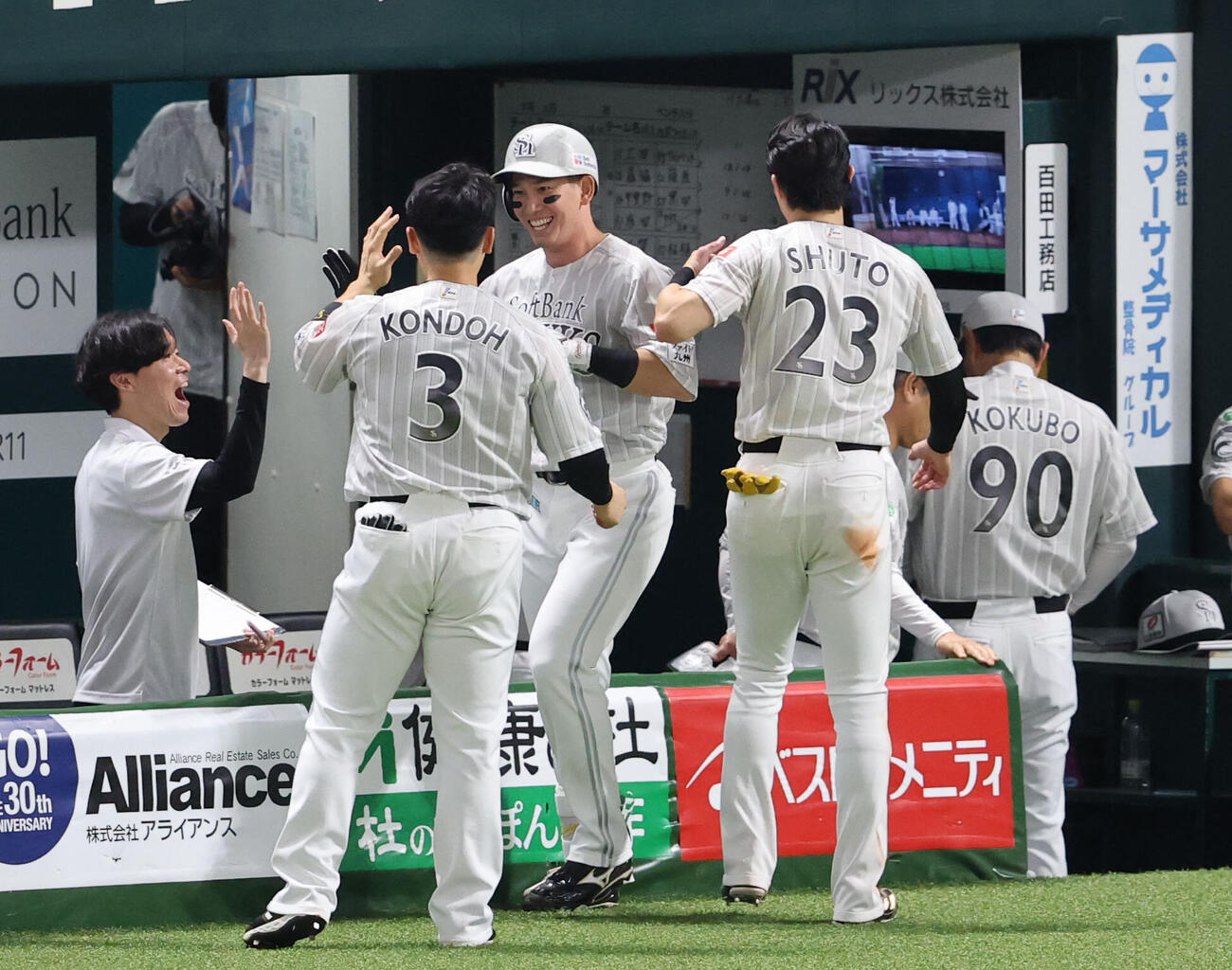 ソフトバンク対西武　6回裏ソフトバンク無死、栗原陵矢は右中間に本塁打を放ちベンチのナインとハイタッチ（撮影・梅根麻紀）