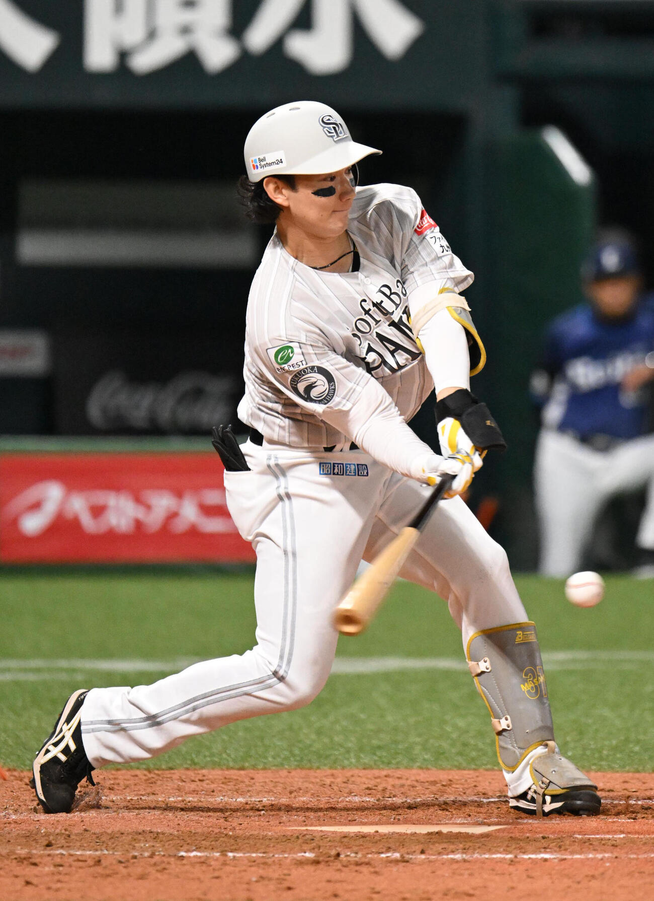 ソフトバンク対西武　5回裏ソフトバンク1死満塁、正木智也は逆転2点適時打を放つ（撮影・林敢治）