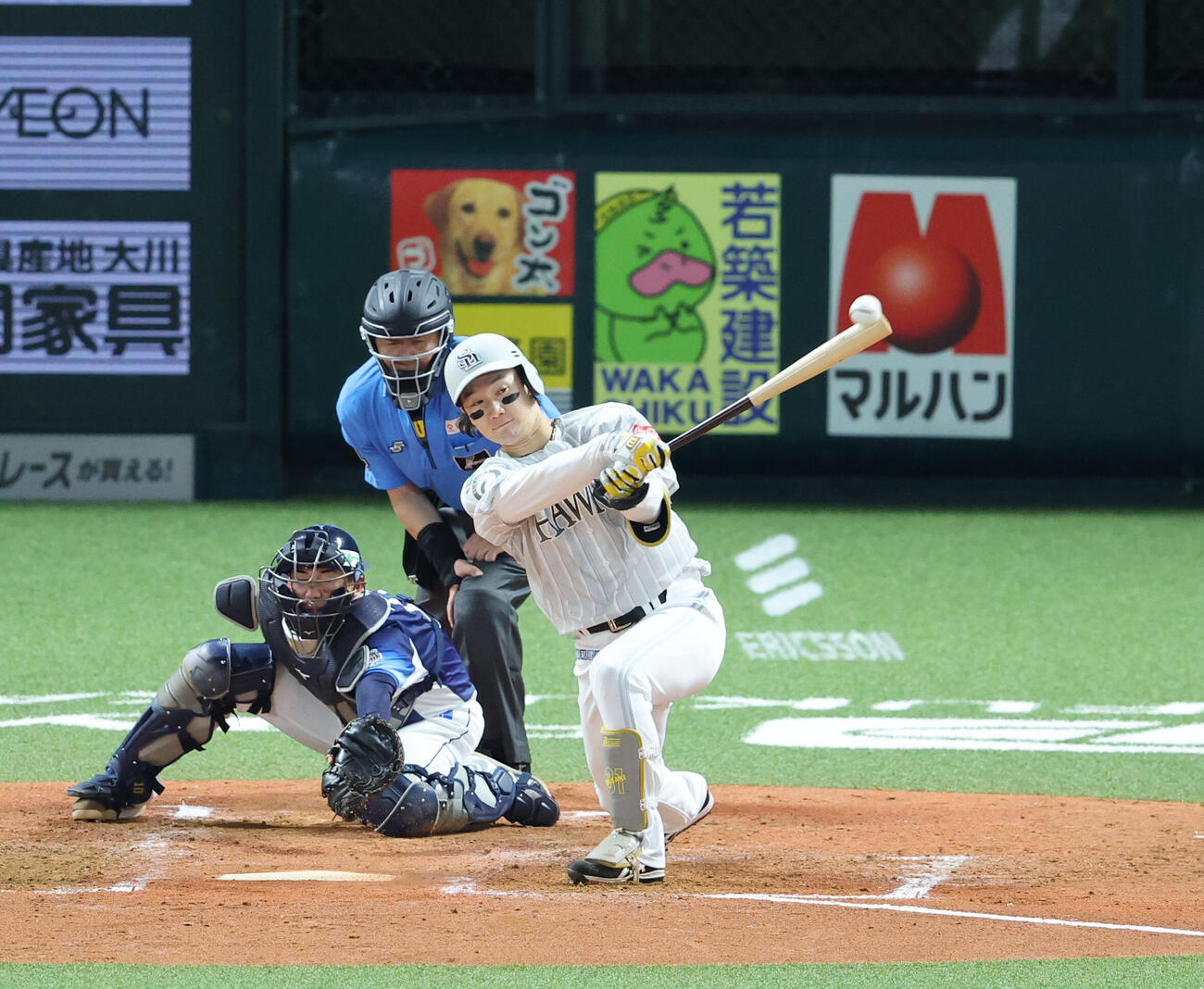ソフトバンク対西武　5回裏ソフトバンク1死満塁、正木智也は左越えに勝ち越しとなる2点適時打を放つ（撮影・梅根麻紀）