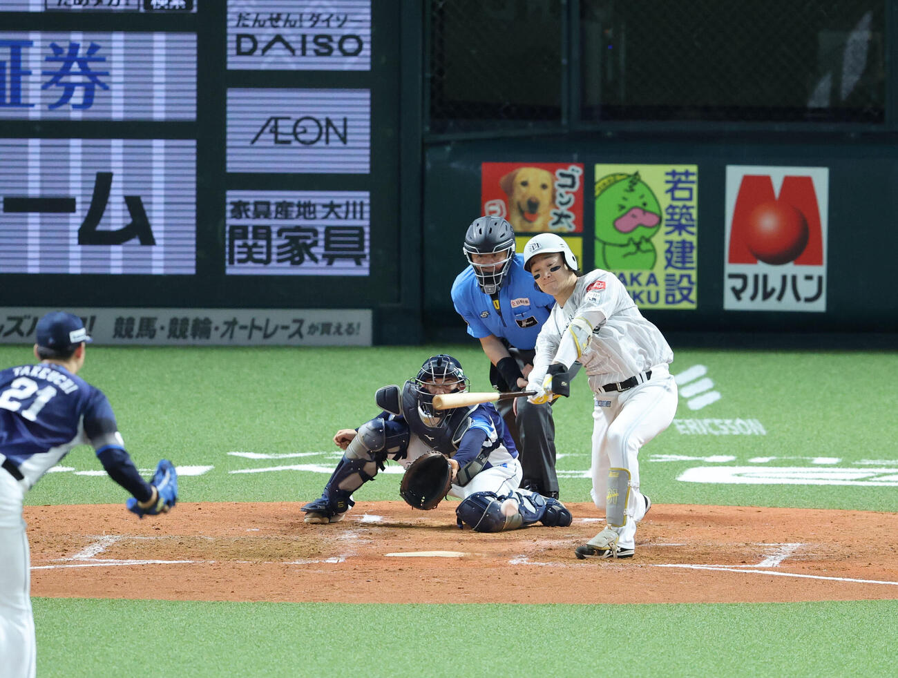 ソフトバンク対西武　5回裏ソフトバンク1死満塁、正木智也は左越えに勝ち越しとなる2点適時打を放つ（撮影・梅根麻紀）