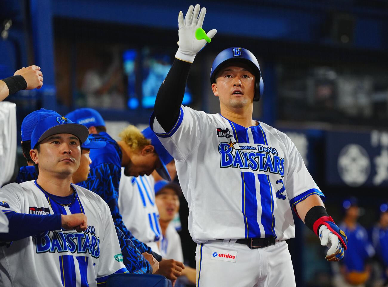 DeNA対広島　3回裏DeNA無死、ソロ本塁打を放った牧秀悟（右）は佐野恵太と「デスターシャ」を決める（撮影・垰建太）