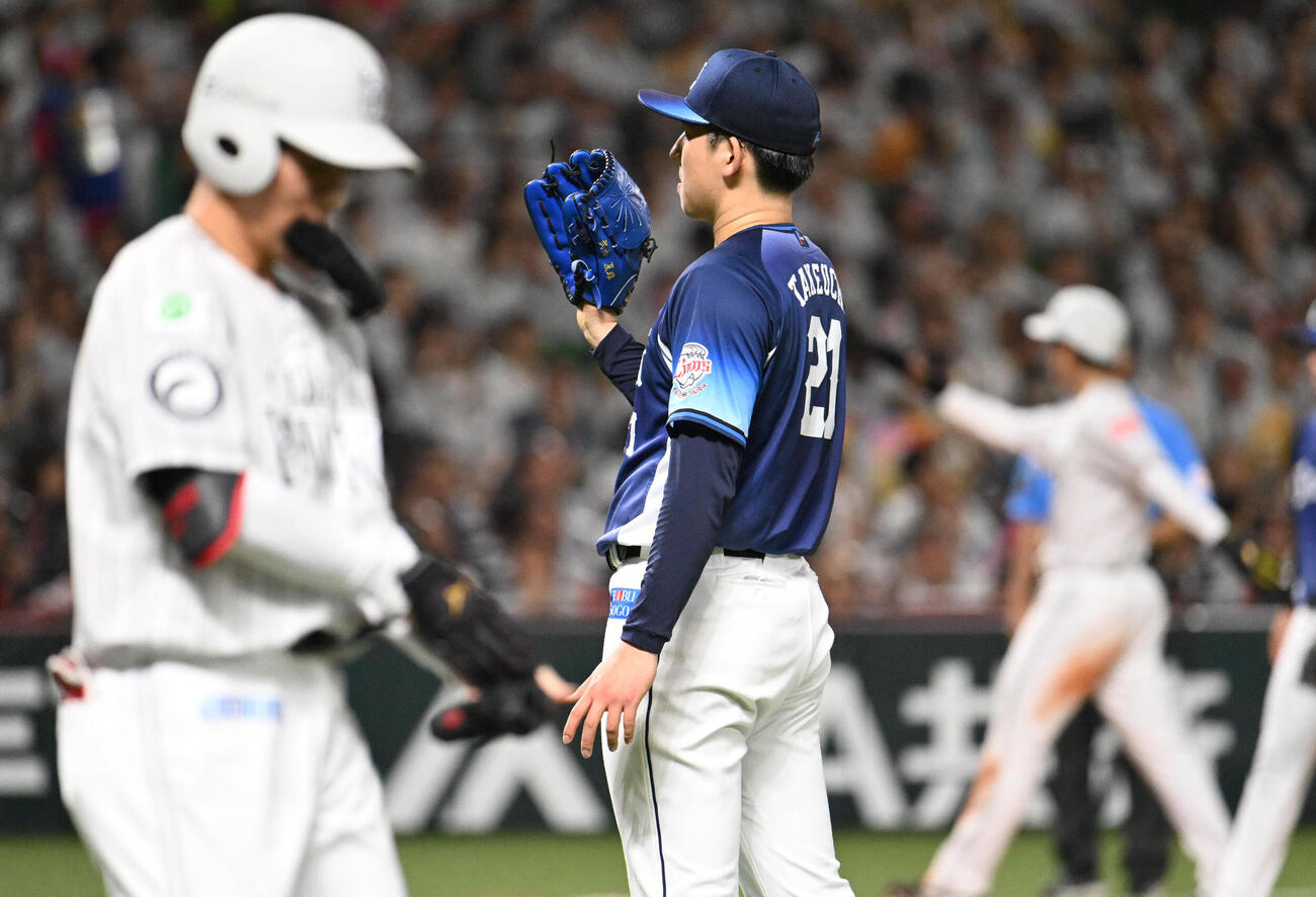 ソフトバンク対西武　5回裏ソフトバンク1死一、二塁、武内夏暉（中央）は庄子雄大に四球を与える（撮影・林敢治）