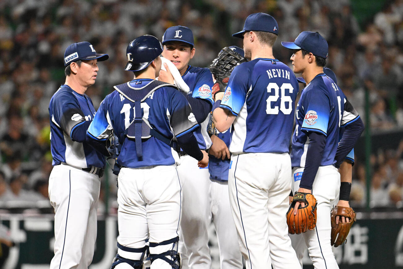 ソフトバンク対西武　5回裏ソフトバンク1死一、二塁、マウンドに集まる西武ナイン（撮影・林敢治）