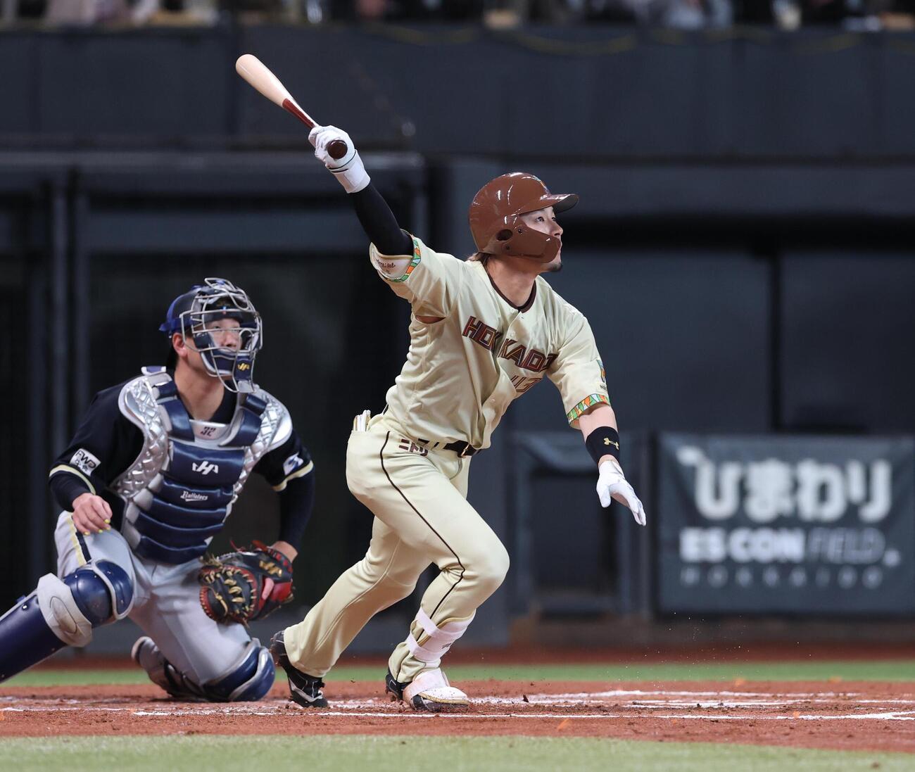 日本ハム対オリックス　1回裏日本ハム無死、2者連続本塁打を放つ水野達稀（撮影・黒川智章）