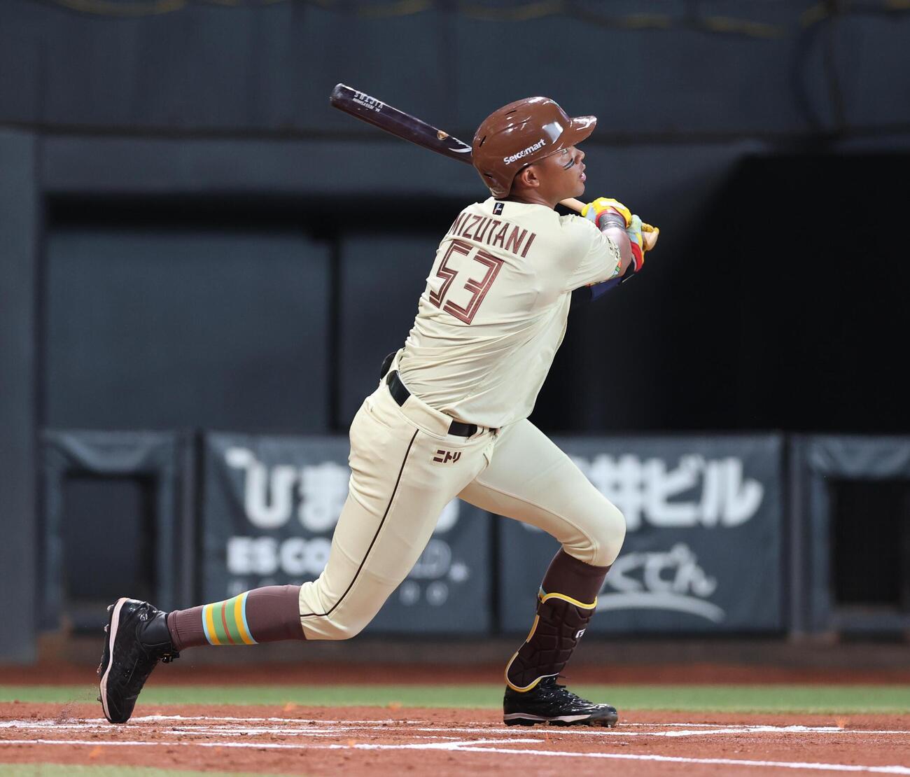 日本ハム対オリックス　1回裏日本ハム無死、本塁打を放つ水谷瞬（撮影・黒川智章）