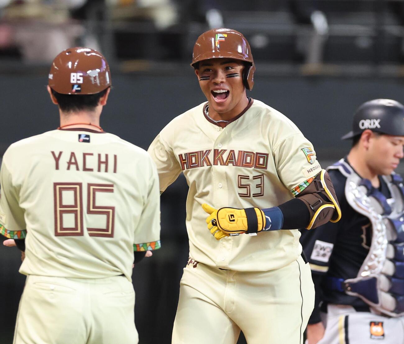 日本ハム対オリックス　1回裏日本ハム無死、本塁打を放ち笑顔を見せる水谷瞬（撮影・黒川智章）