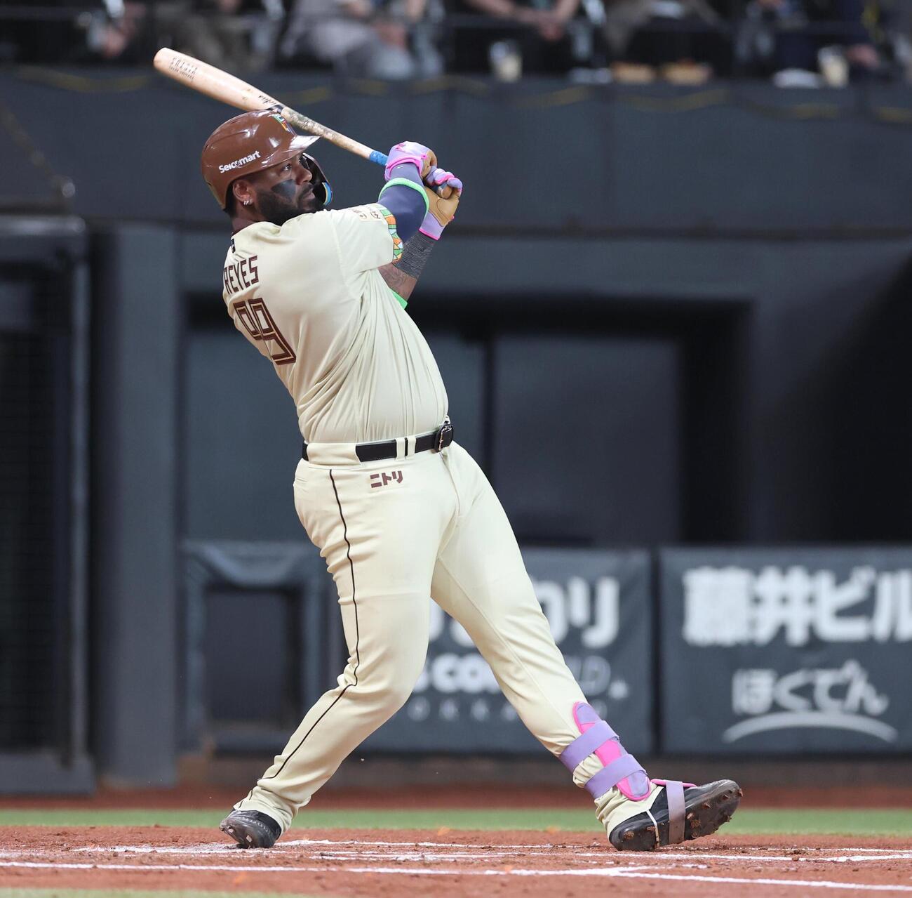 日本ハム対オリックス　1回裏日本ハム無死、3連続となる本塁打を放つレイエス（撮影・黒川智章）