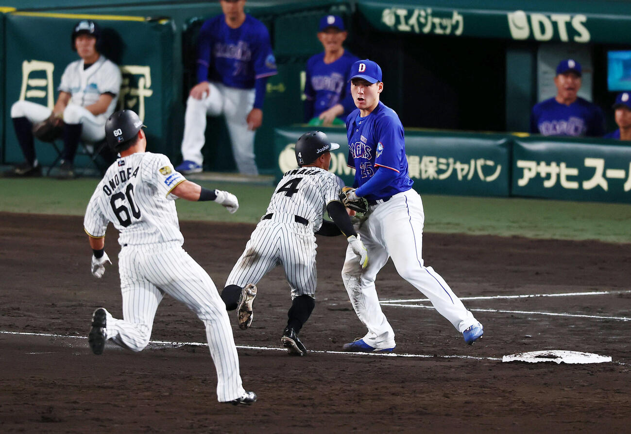 阪神対中日　7回裏阪神1死一、三塁、高寺望夢の一ゴロで三本間で挟殺された三走熊谷敬宥(中央）に加え一走代走小野寺暖も三塁へ駆け込み石川昂弥(右）にタッチされ併殺となる（撮影・加藤哉）